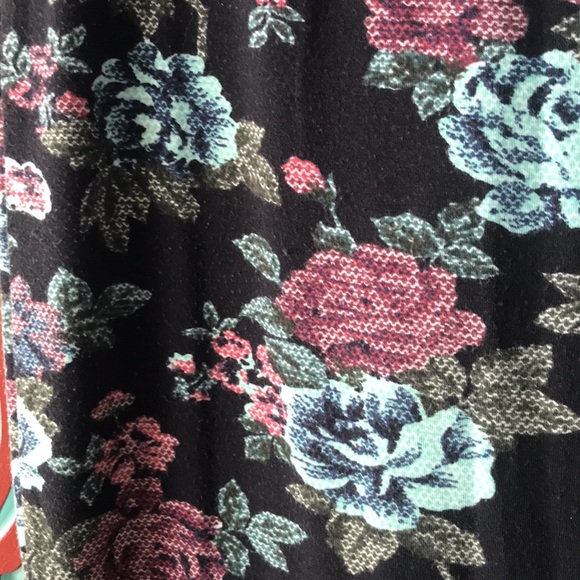 Floral Body Con / Stretchy Midi Skirt . Size Med. - Picture 4 of 7